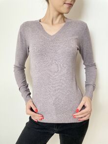 Кашмирен пуловер с остро деколте в сиво