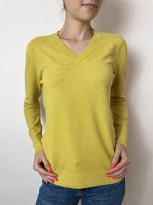 Кашмирен пуловер с остро деколте в лимонено жълто