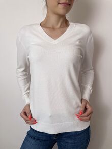 Кашмирен пуловер с остро деколте в бяло