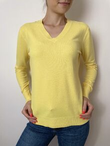 Кашмирен пуловер с остро деколте в ярко жълт цвят