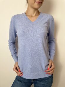Кашмирен пуловер с остро деколте в светло син цвят