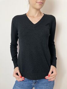 Кашмирен пуловер с остро деколте в черно