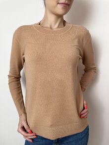 Кашмирен пуловер с обло деколте в цвят капучино