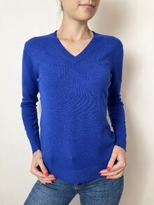 Кашмирен пуловер с остро деколте в кралско синьо