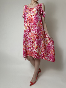 Дамска лятна рокля с къс ръкав, свободна кройка от лека, памучна материя, десен в циклама на ярки цветя