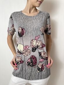 Лятна дамска блуза с къс ръкав на лилави цветя