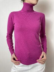 Кашмирен пуловер тип поло в наситено лилав цвят