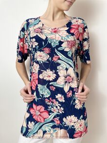 Дамска блуза от жарсе с къс ръкав, десен едри пролетни цветя в розова гама