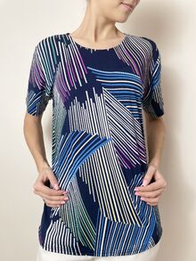 Лятна дамска блуза с къс ръкав, десен в лилаво-синя гама