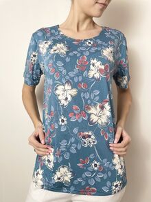 Лятна дамска блуза с къс ръкав, флорален десен в бяло и синьо