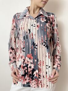 Елегантна риза, изработена от мека материя, десен в розови тонове