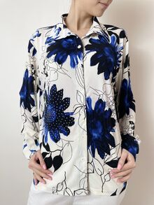 Елегантна риза, изработена от мека материя, десен едри цветя в петролено синьо