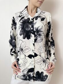 Елегантна риза, изработена от мека материя, десен едри цветя в черно и бяло