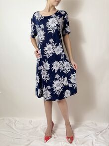 Модел разкроена рокля с тайори с къс ръкав, дължина малко под коляното, десен бели цветя