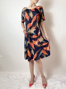 Лятна дамска рокля с къс ръкав, леко разкроена, десен портокалови линии
