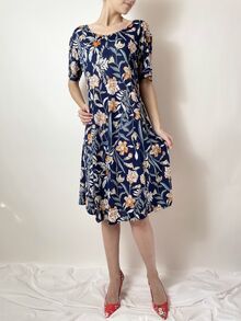 Модел разкроена рокля с тайори с къс ръкав, дължина малко под коляното, десен цветенца в цвят капучино