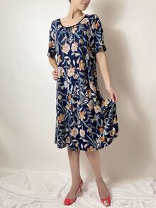 Модел разкроена с набор по деколтето и къс ръкав лятна дамска рокля. дължина под коляното, десен малки цветенца в цвят капучино