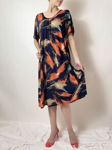 Модел разкроена с набор по деколтето и къс ръкав лятна дамска рокля. дължина под коляното, десен портокалови линии
