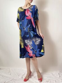 Модел разкроена с набор по деколтето и къс ръкав лятна дамска рокля. дължина под коляното, десен в розови жълти пера