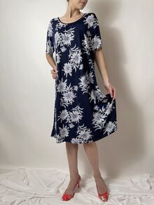 Лятна дамска рокля с къс ръкав, дължина под коляното, десен бели цветя на тъмно син фон