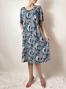 Модел разкроена с набор по деколтето и къс ръкав лятна дамска рокля. дължина под коляното, морско сини цветове