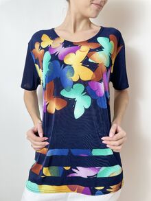 Лятна дамска блуза с къс ръкав, десен лилави пеперуди