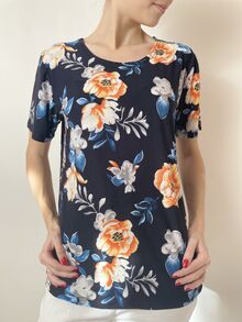 Лятна дамска блуза с къс ръкав, десен оранжеви цветя на тъмен фон