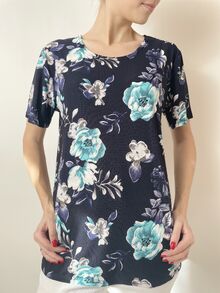 Лятна дамска блуза с къс ръкав, десен сини цветя на тъмен фон