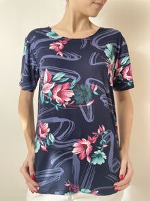 Лятна дамска блуза с къс ръкав, десен цветя в розово и синьо