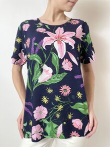Чист памук с фино качество и изключителна мекота! Лятна дамска блуза от памук на лилаво-розови цветя